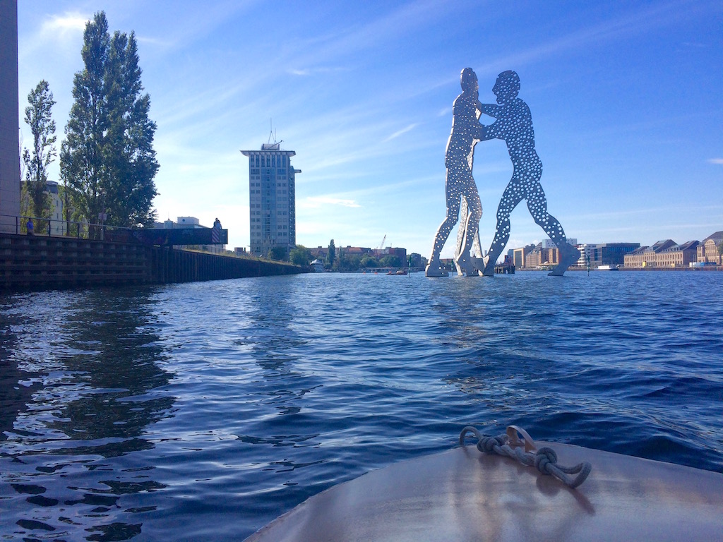 The molecule man SCULPTURE in the spree river – a boat tour HIGHLIGHT © Melinda Barlow