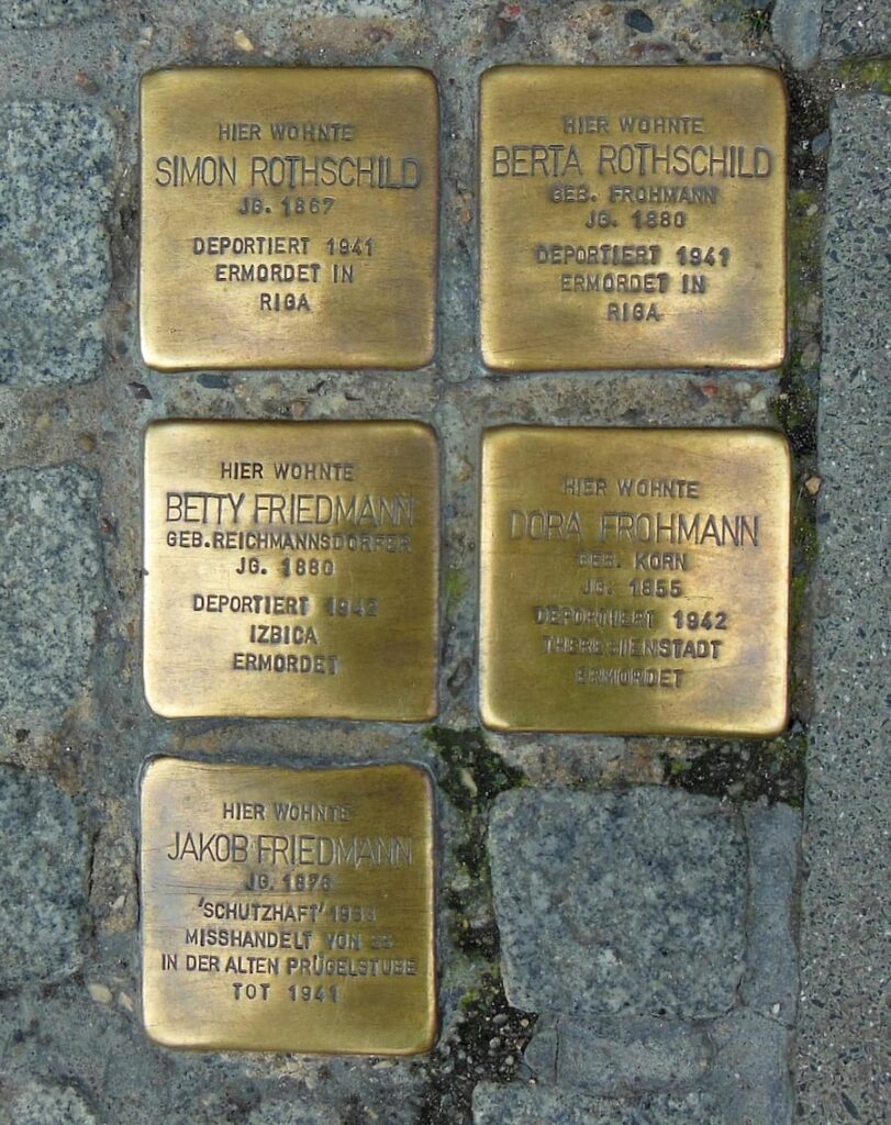 5 pieces of "Stumbling stone" with the names; Simon Rothschild, Berta Rothschild, Betty Friedman, Dora Frohmann, Jakob Friedmann