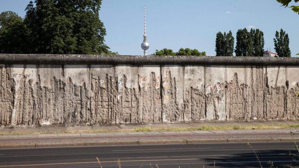 Photo of the Berlin Wall, Gray and badlooking, documented by Gesa Simon