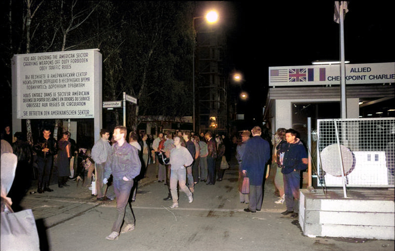 Bundesarchiv_Bild_183-1989-1110-018_Berlin_Checkpoint_Charlie_Nacht_des_Mauerfalls