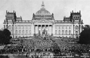 Lots of people demonstrating in front of Reichstag under the Weimar era