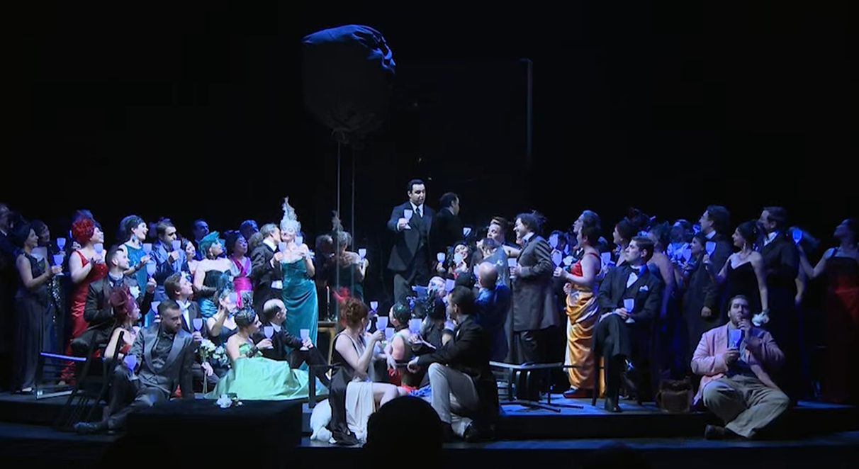 People on a stage - La traviata